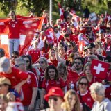 La Fan Walk avant le match Suisse-Finlande du 10 juillet a attiré plus de 10'000 personnes à Genève dans une ambiance festive. Un succès à l'image de l'ensemble de l'Euro féminin 2025. KEYSTONE/JEAN-CHRISTOPHE BOTT